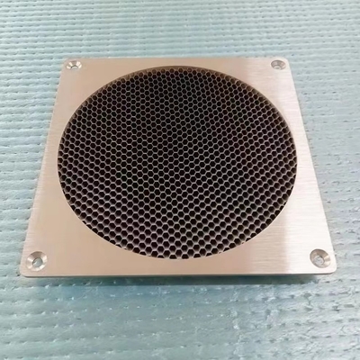 Emc Emi Honeycomb Waveguide ช่องระบายอากาศประสิทธิภาพการป้องกันแม่เหล็กไฟฟ้า