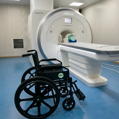 รถเข็นวีลแชร์ MRI แบบไม่มีแม่เหล็กสำหรับขนส่งด้านหลังต่ำพร้อมระบบเบรกแบบแมนนวลและสามารถรับน้ำหนักได้ 100 กก
