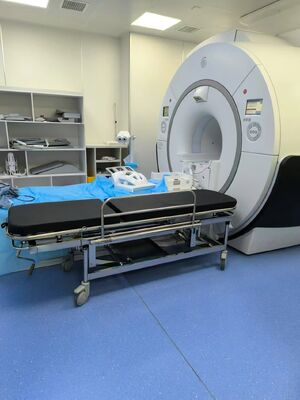 เปลหามแบบพกพาที่ไม่ใช่แม่เหล็กสำหรับห้อง MRI รวมถึงที่จับตามหลักสรีรศาสตร์ 4 อันทำให้สามารถเคลื่อนย้ายผู้ป่วยได้อย่างสะดวกสบาย