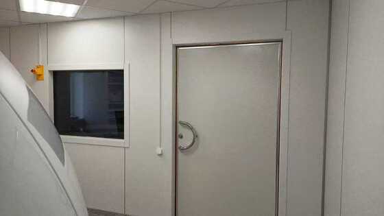 ขาวฝุ่นเคลือบ RF ประตูป้องกันด้วยรูปแบบการเปิดที่กําหนดเองและ 100 dB RF attenuation